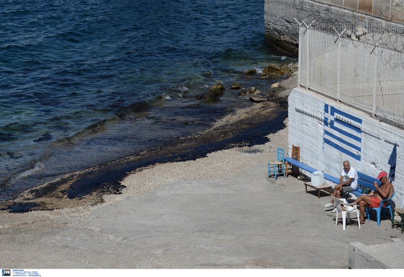 Περιβαλλοντικό έγκλημα στον Σαρωνικό -Πίσσα οι παραλίες μέχρι τη Γλυφάδα [εικόνες] | iefimerida.gr 6