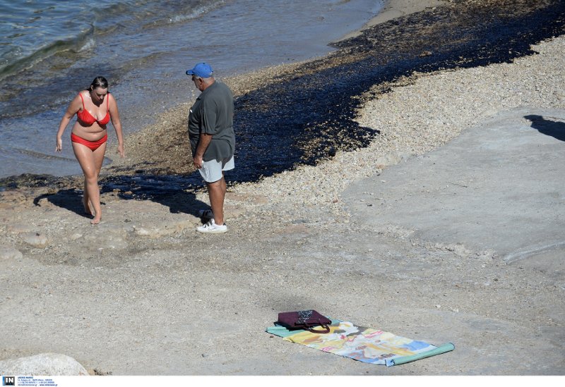 Περιβαλλοντικό έγκλημα στον Σαρωνικό -Πίσσα οι παραλίες μέχρι τη Γλυφάδα [εικόνες] | iefimerida.gr 7
