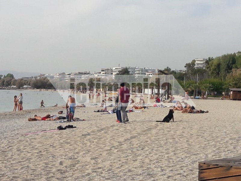 Ο καιρός προσέφερε στους Αθηναίους την ευκαιρία για μία τελευταία βουτιά στη θάλασσα