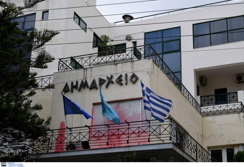 Ο Ρουβίκωνας έκανε επίθεση στο Δημαρχείο του Αλίμου σε ένδειξη διαμαρτυρίας για τον θάνατο οδηγού απορριματοφόρου- φωτογραφία intimenews