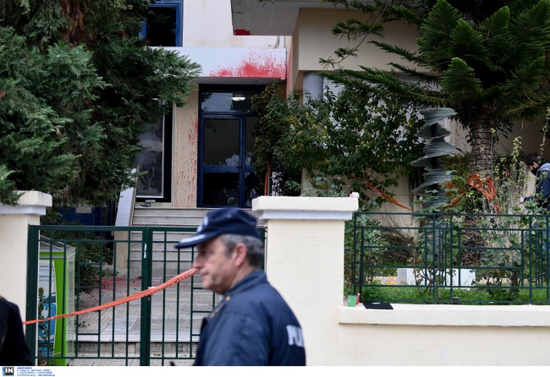 Επίθεση με μπογιές του Ρουβίκωνα στο δημαρχείο Αλίμου [εικόνες & βίντεο] | iefimerida.gr 2