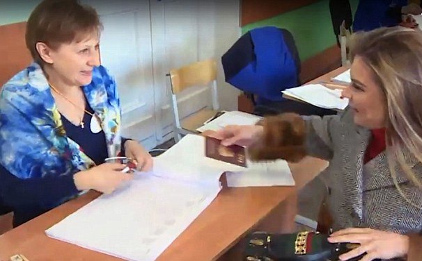 Το...κορίτσι του Πούτιν χαμογελαστή και με τη γούνα της πήγε να ψηφίσει [εικόνες] | iefimerida.gr 1