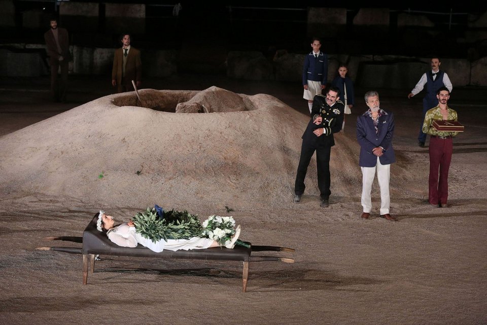 16.500 θεατές στην Επίδαυρο για την Αλκηστη του Εθνικού -Γύρω από ένα βουνό χώμα [εικόνες]  | iefimerida.gr 2