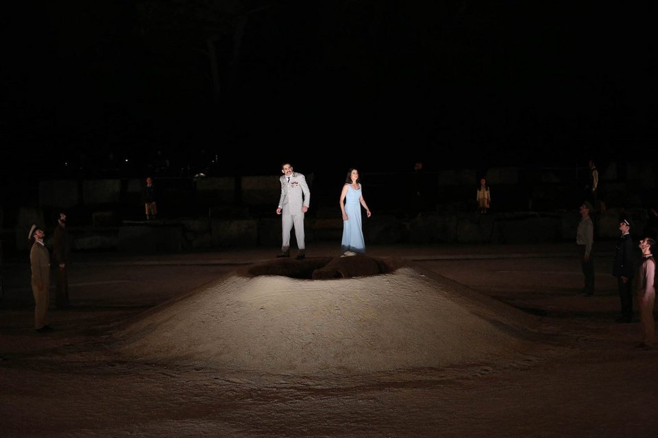 16.500 θεατές στην Επίδαυρο για την Αλκηστη του Εθνικού -Γύρω από ένα βουνό χώμα [εικόνες]  | iefimerida.gr 1