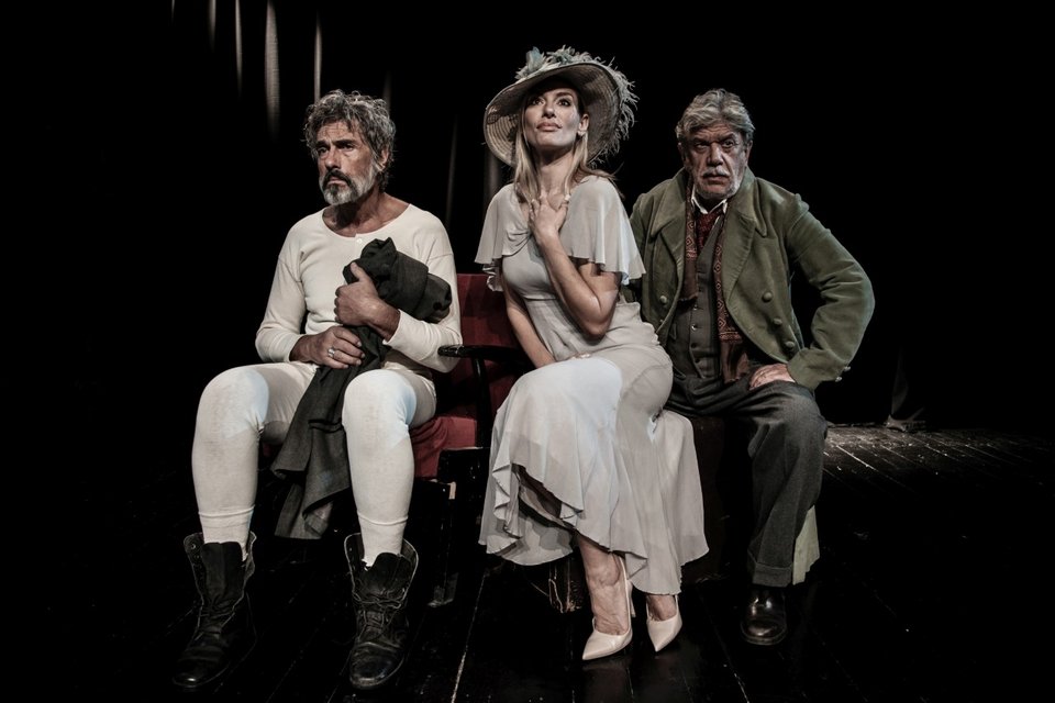 Περιμένοντας το Γκοντό, Λεωφορείον ο Πόθος και Βυσσινόκηπος, σε μία παράσταση [βίντεο]  | iefimerida.gr 0