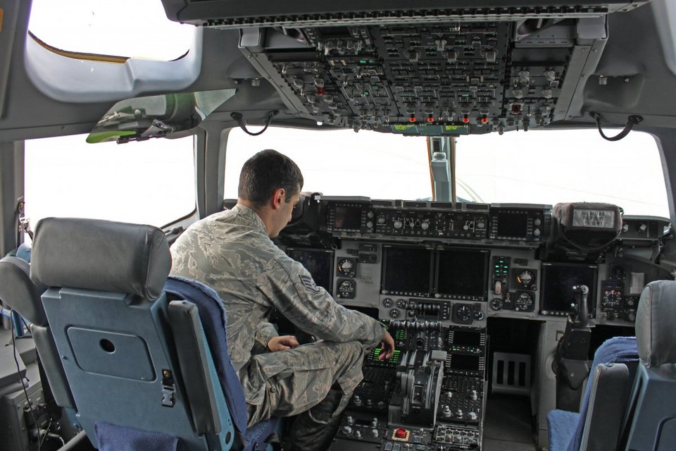 Business Insider: Μπήκαμε σε μια αεροπορική βάση των ΗΠΑ και φωτογραφήσαμε όλα τα μυστικά της [εικόνες] | iefimerida.gr 1