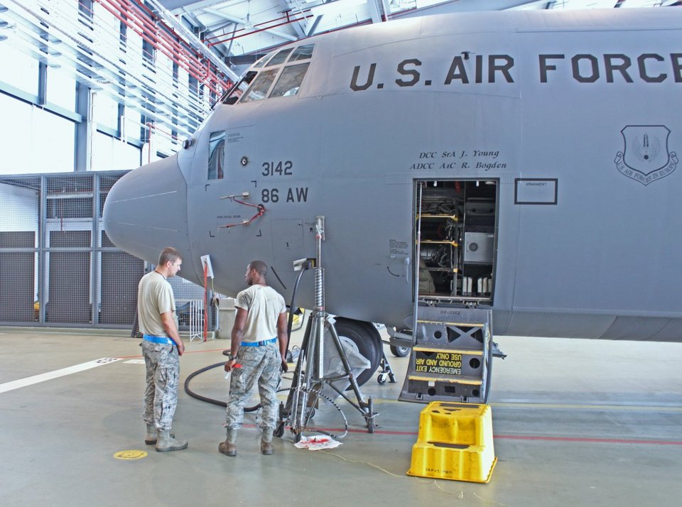 Business Insider: Μπήκαμε σε μια αεροπορική βάση των ΗΠΑ και φωτογραφήσαμε όλα τα μυστικά της [εικόνες] | iefimerida.gr 2