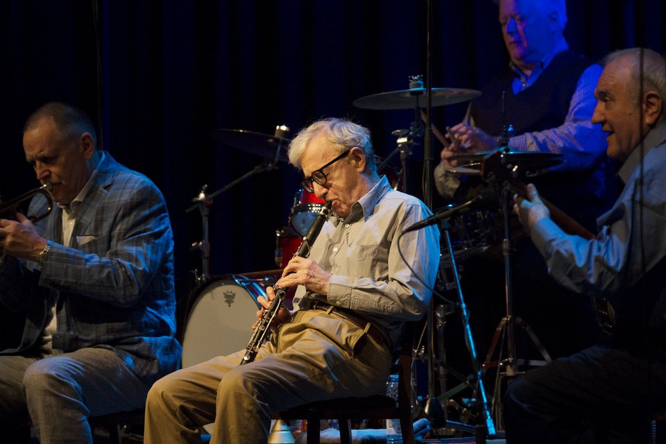 Ο 81χρονος Γούντι Αλεν έπαιζε τζαζ σε κλαμπ του Αμβούργου και μπούκαραν γυμνόστηθες οι Femen [βίντεο] | iefimerida.gr 0