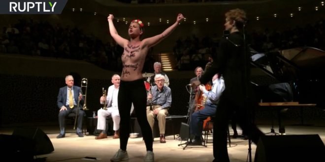 Ο 81χρονος Γούντι Αλεν έπαιζε τζαζ σε κλαμπ του Αμβούργου και μπούκαραν γυμνόστηθες οι Femen [βίντεο] | iefimerida.gr 1