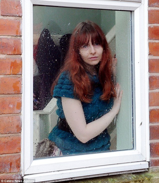 Η Βρετανίδα που έμεινε ένα μήνα κλεισμένη σπίτι της, επειδή έχει αλλεργία στο νερό [εικόνες] | iefimerida.gr 0