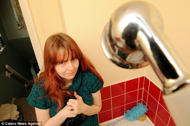 Η Βρετανίδα που έμεινε ένα μήνα κλεισμένη σπίτι της, επειδή έχει αλλεργία στο νερό [εικόνες] | iefimerida.gr 1