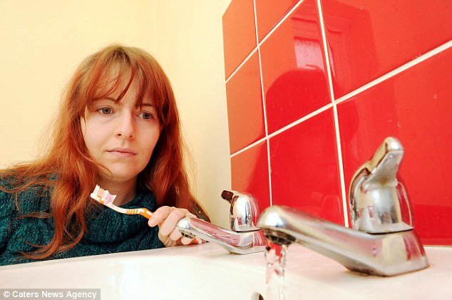 Η Βρετανίδα που έμεινε ένα μήνα κλεισμένη σπίτι της, επειδή έχει αλλεργία στο νερό [εικόνες] | iefimerida.gr 2