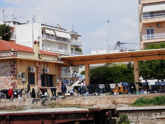 Μετανάστες μετέτρεψαν σε πλυσταριό το σταθμό του τρένου [εικόνες] | iefimerida.gr 0