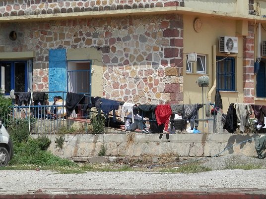 Μετανάστες μετέτρεψαν σε πλυσταριό το σταθμό του τρένου [εικόνες] | iefimerida.gr 1