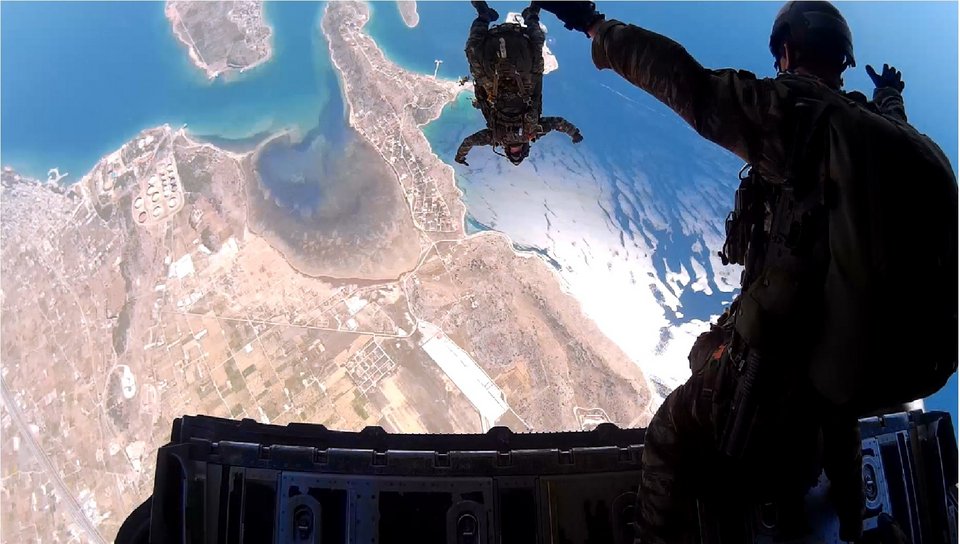 Αλμα στο κενό: Εντυπωσιακή άσκηση αλεξιπτωτιστών που κόβει την ανάσα [εικόνες] | iefimerida.gr 1