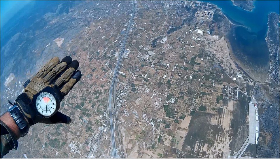 Αλμα στο κενό: Εντυπωσιακή άσκηση αλεξιπτωτιστών που κόβει την ανάσα [εικόνες] | iefimerida.gr 2