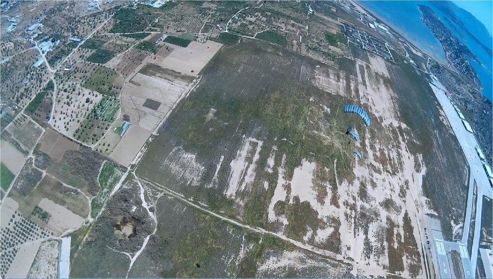 Αλμα στο κενό: Εντυπωσιακή άσκηση αλεξιπτωτιστών που κόβει την ανάσα [εικόνες] | iefimerida.gr 3