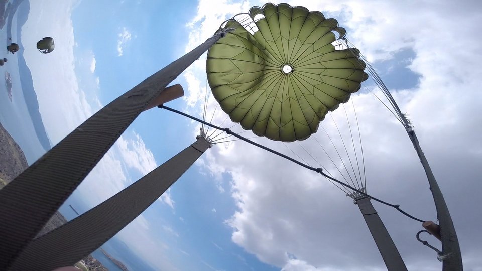 Αλμα στο κενό: Εντυπωσιακή άσκηση αλεξιπτωτιστών που κόβει την ανάσα [εικόνες] | iefimerida.gr 4