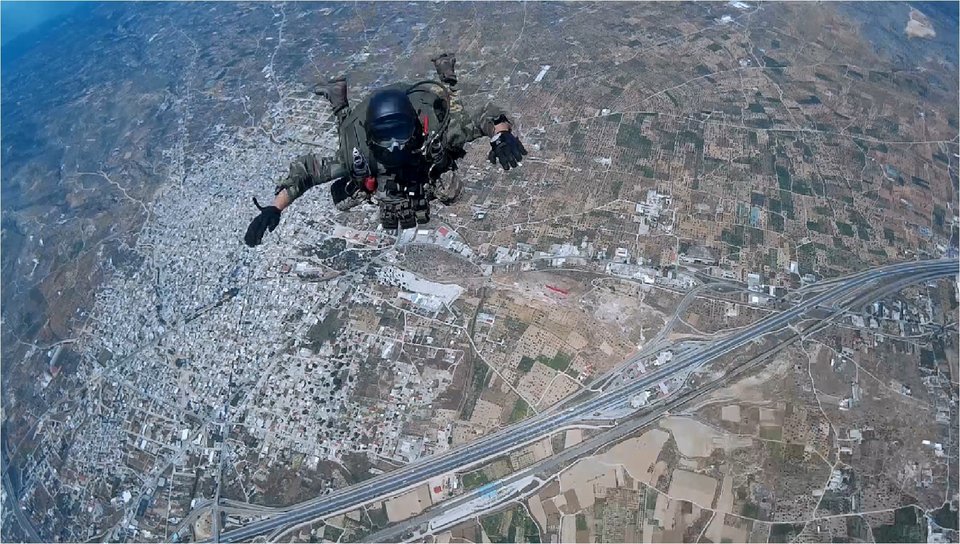 Αλμα στο κενό: Εντυπωσιακή άσκηση αλεξιπτωτιστών που κόβει την ανάσα [εικόνες] | iefimerida.gr 5