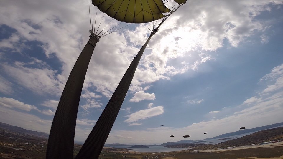 Αλμα στο κενό: Εντυπωσιακή άσκηση αλεξιπτωτιστών που κόβει την ανάσα [εικόνες] | iefimerida.gr 6