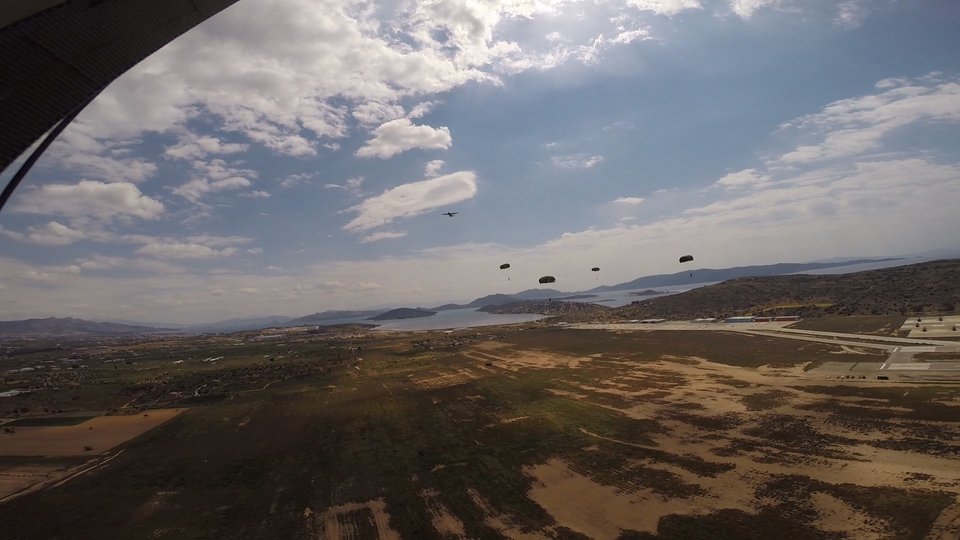 Αλμα στο κενό: Εντυπωσιακή άσκηση αλεξιπτωτιστών που κόβει την ανάσα [εικόνες] | iefimerida.gr 7