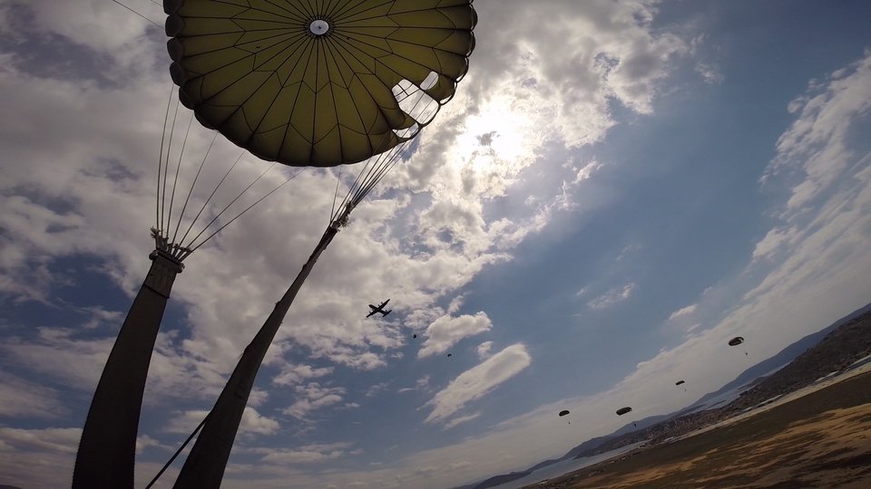 Αλμα στο κενό: Εντυπωσιακή άσκηση αλεξιπτωτιστών που κόβει την ανάσα [εικόνες] | iefimerida.gr 8