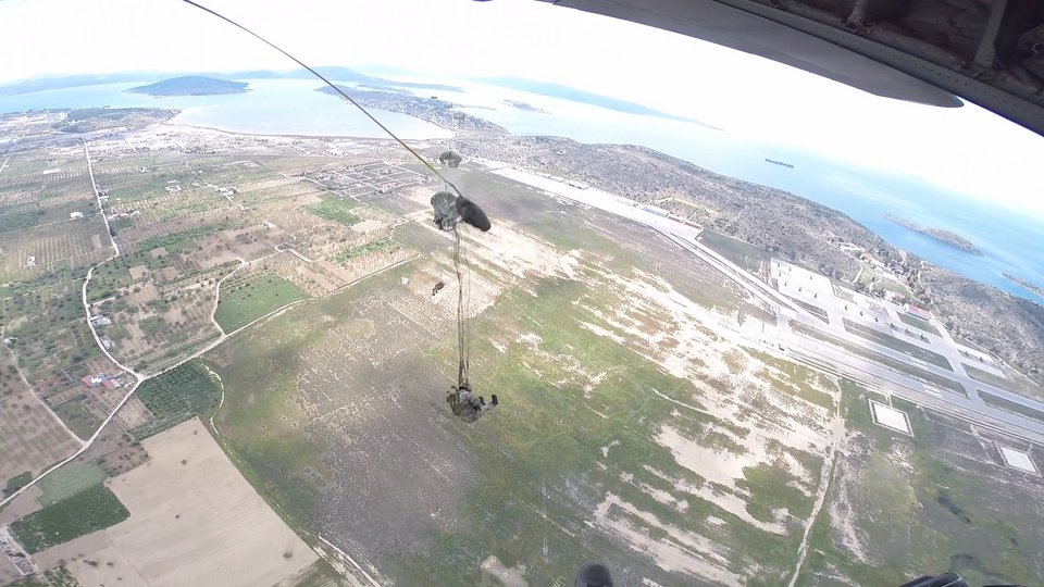 Αλμα στο κενό: Εντυπωσιακή άσκηση αλεξιπτωτιστών που κόβει την ανάσα [εικόνες] | iefimerida.gr 0