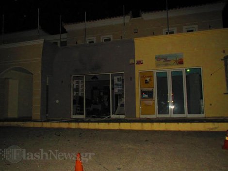 Χανιά: «Γυαλιά καρφιά» καταστήματα στην Αλμυρίδα μετά το «τυφλό» χτύπημα - Τέσσερις προσαγωγές [εικόνες] | iefimerida.gr 1