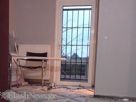 Χανιά: «Γυαλιά καρφιά» καταστήματα στην Αλμυρίδα μετά το «τυφλό» χτύπημα - Τέσσερις προσαγωγές [εικόνες] | iefimerida.gr 3