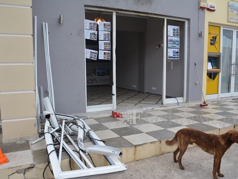 Χανιά: «Γυαλιά καρφιά» καταστήματα στην Αλμυρίδα μετά το «τυφλό» χτύπημα - Τέσσερις προσαγωγές [εικόνες] | iefimerida.gr 4