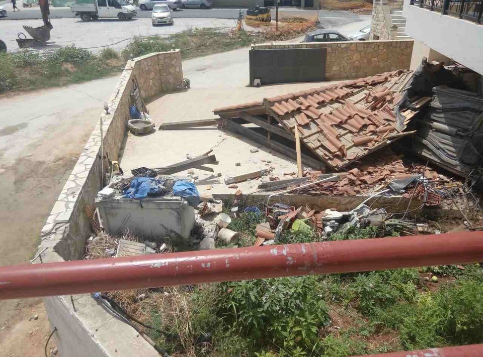 Χανιά: Αυτοκίνητο έπεσε από γέφυρα και προσγειώθηκε σε σπίτι -Τα γκρέμισε όλα [εικόνες]  | iefimerida.gr 4