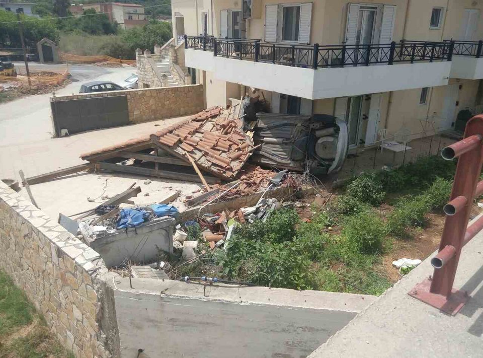 Χανιά: Αυτοκίνητο έπεσε από γέφυρα και προσγειώθηκε σε σπίτι -Τα γκρέμισε όλα [εικόνες]  | iefimerida.gr 3