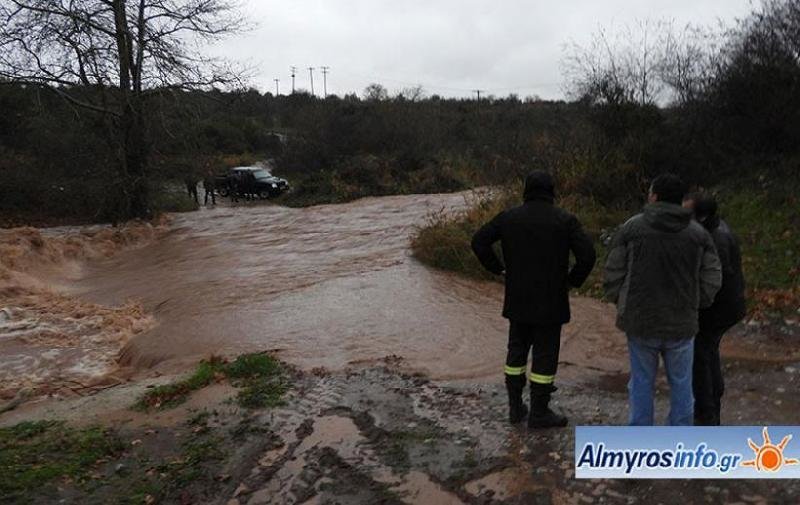 Αλμυρός Βόλου: Εξι άνθρωποι εγκλωβίστηκαν όλη νύχτα από χείμαρρο [εικόνες& βίντεο] | iefimerida.gr 0