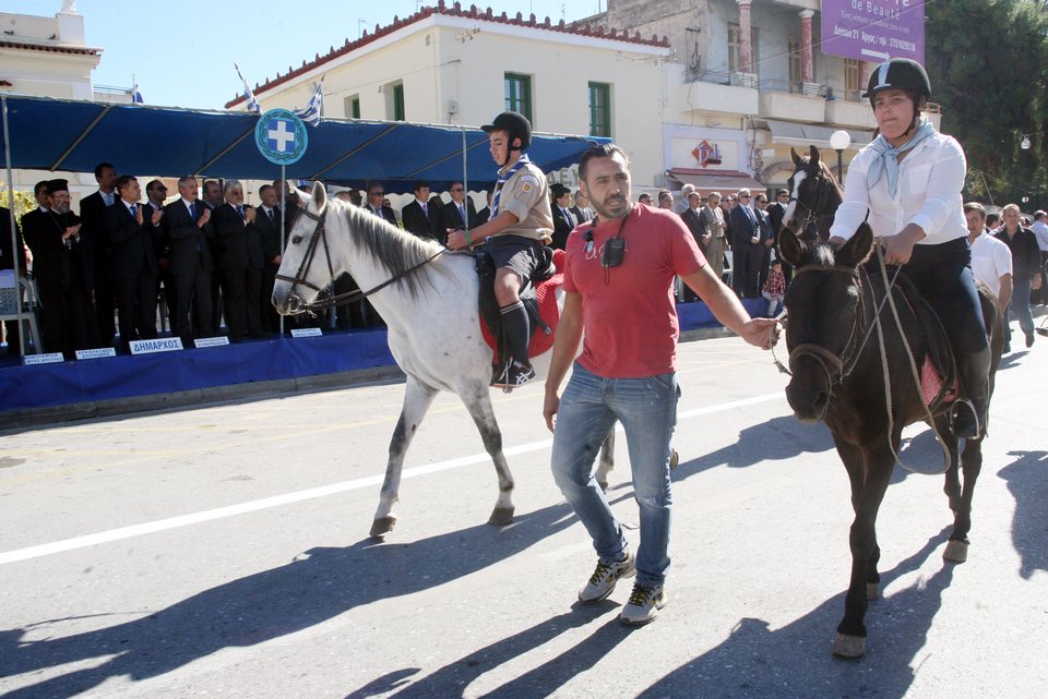 Το Αργος γιόρτασε την 28η Οκτωβρίου πάνω σε άλογα-Μία μαθηματική παρέλαση που εντυπωσίασε [εικόνες] | iefimerida.gr 2