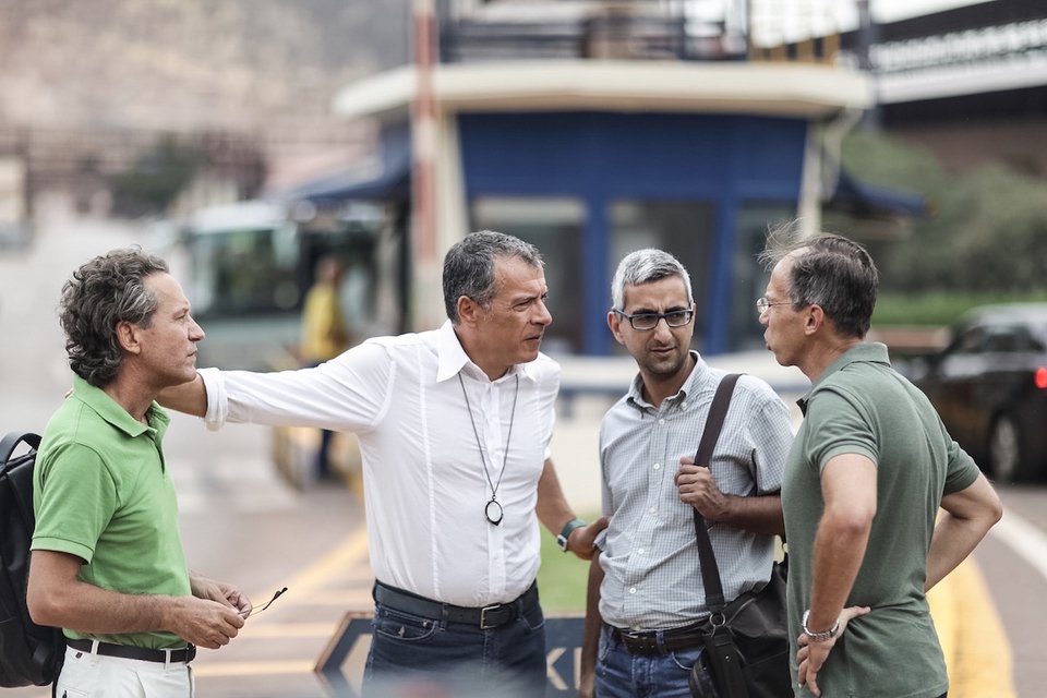 Ο Σταύρος Θεοδωράκης στην Αλουμίνιον, στα Ασπρα Σπίτια Βοιωτίας [εικόνες] | iefimerida.gr 2