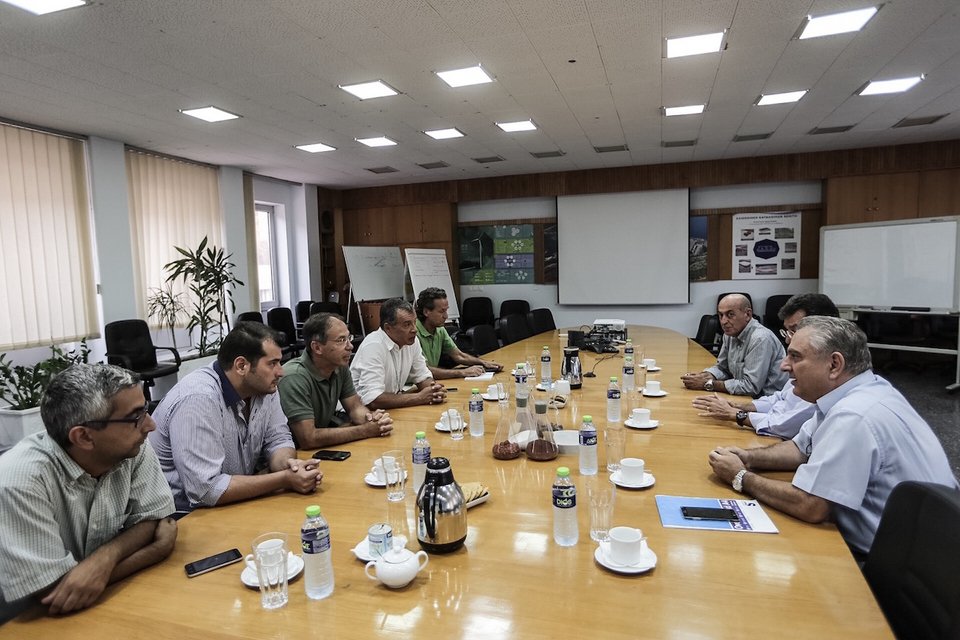 Ο Σταύρος Θεοδωράκης στην Αλουμίνιον, στα Ασπρα Σπίτια Βοιωτίας [εικόνες] | iefimerida.gr 4