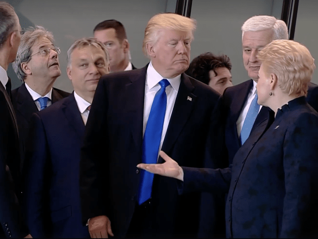 Ειδικοί εξηγούν: Τι δείχνει ο απαράδεκτος τρόπος με τον οποίο ο Τραμπ έσπρωξε τον πρωθυπουργό του Μαυροβουνίου [εικόνες & βίντεο] | iefimerida.gr 4