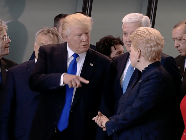 Ειδικοί εξηγούν: Τι δείχνει ο απαράδεκτος τρόπος με τον οποίο ο Τραμπ έσπρωξε τον πρωθυπουργό του Μαυροβουνίου [εικόνες & βίντεο] | iefimerida.gr 5