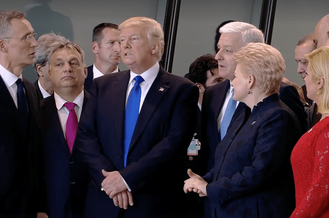 Ειδικοί εξηγούν: Τι δείχνει ο απαράδεκτος τρόπος με τον οποίο ο Τραμπ έσπρωξε τον πρωθυπουργό του Μαυροβουνίου [εικόνες & βίντεο] | iefimerida.gr 6