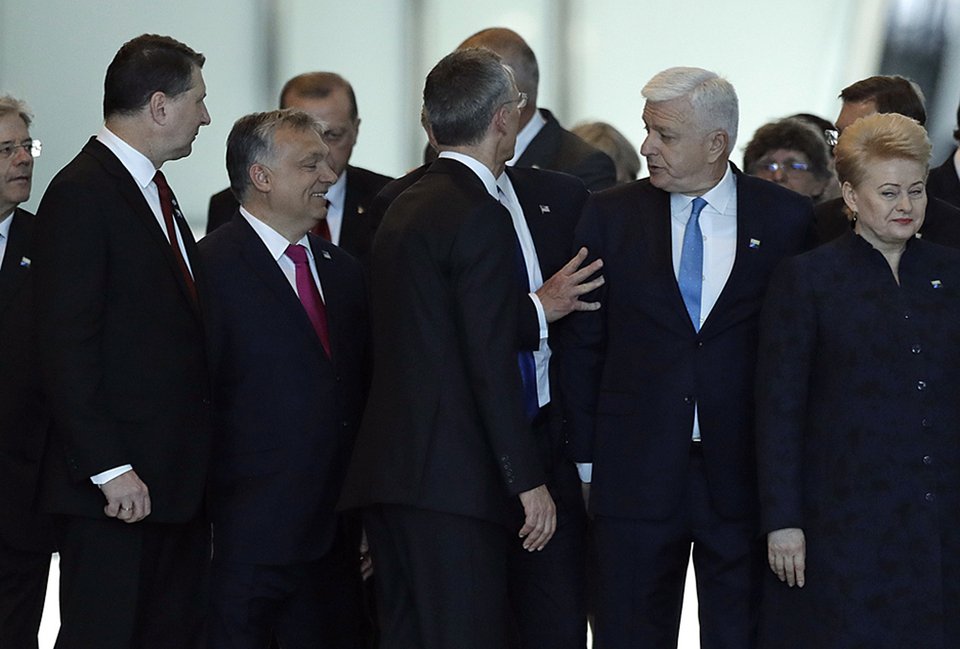 Ειδικοί εξηγούν: Τι δείχνει ο απαράδεκτος τρόπος με τον οποίο ο Τραμπ έσπρωξε τον πρωθυπουργό του Μαυροβουνίου [εικόνες & βίντεο] | iefimerida.gr 2