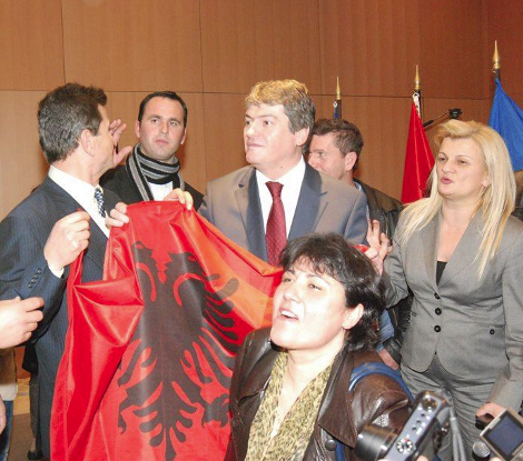 Ιδρύθηκε στην Ελλάδα παράρτημα του αλβανικού κόμματος FRD [εικόνες] | iefimerida.gr 1