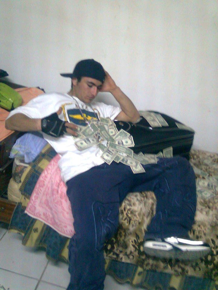 Ο 23χρονος Αλβανός έδειχνε στη 13χρονη εικόνες με βαλίτσες γεμάτες δολάρια και της έταζε μεγάλη ζωή και έρωτες [διάλογοι] | iefimerida.gr 2