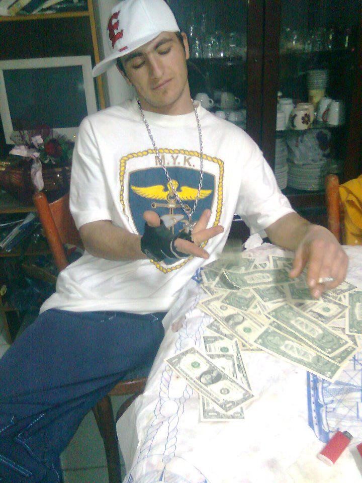 Ο 23χρονος Αλβανός έδειχνε στη 13χρονη εικόνες με βαλίτσες γεμάτες δολάρια και της έταζε μεγάλη ζωή και έρωτες [διάλογοι] | iefimerida.gr 3