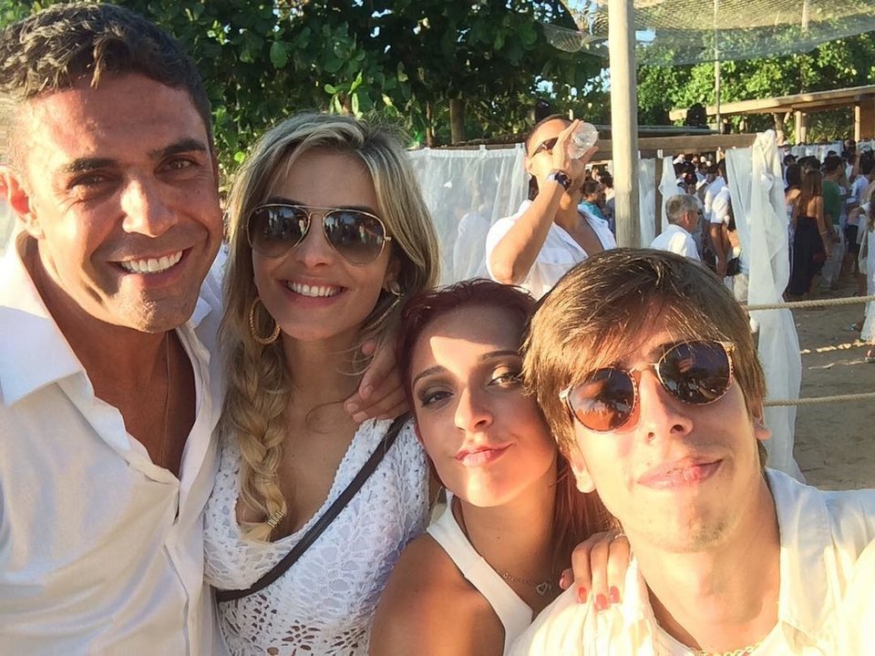 Ο πρώην σύζυγος της Αθηνάς Ωνάση αγκαλιά με το νέο αμόρε [εικόνες] | iefimerida.gr 2