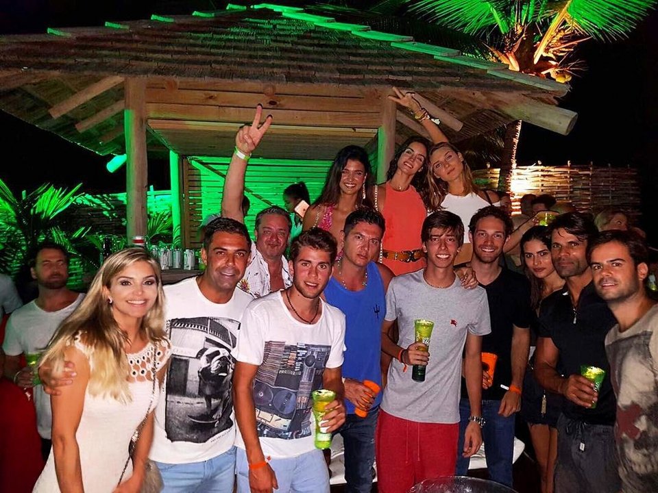 Ο πρώην σύζυγος της Αθηνάς Ωνάση αγκαλιά με το νέο αμόρε [εικόνες] | iefimerida.gr 1