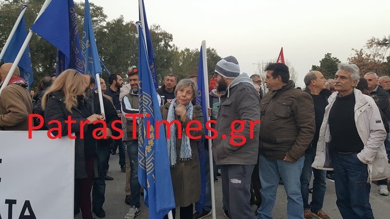 Αλυσοδεμένοι υποδέχτηκαν τον Τσίπρα πολίτες στην Πάτρα [εικόνες] | iefimerida.gr 4