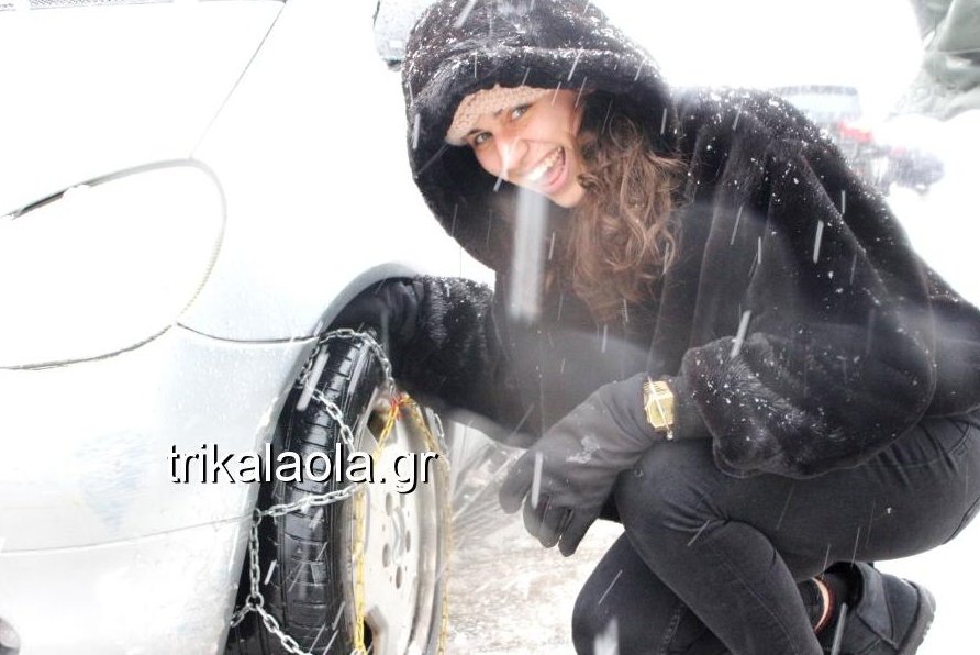 Πυκνό χιόνι στην Πύλη Τρικάλων -Αστυνομικοί  βοήθησαν οδηγούς και... τοποθέτησαν αλυσίδες [εικόνες & βίντεο] | iefimerida.gr 7