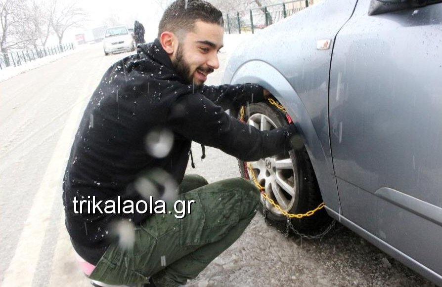 Πυκνό χιόνι στην Πύλη Τρικάλων -Αστυνομικοί  βοήθησαν οδηγούς και... τοποθέτησαν αλυσίδες [εικόνες & βίντεο] | iefimerida.gr 6