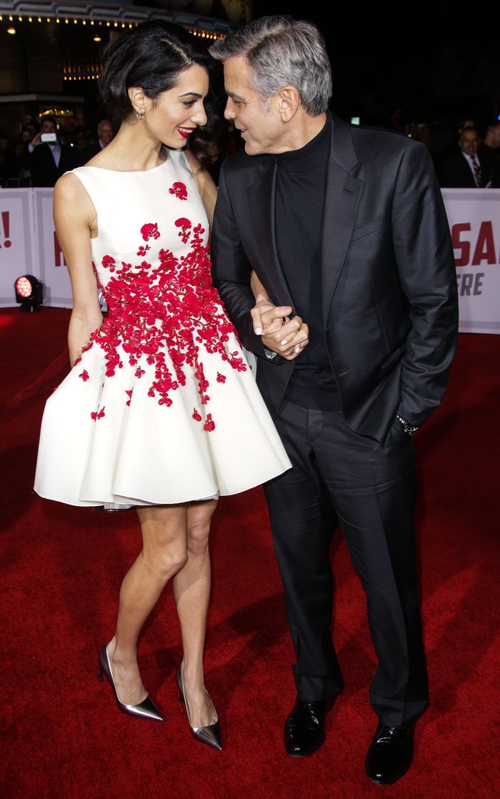 Κλούνεϊ και Αλαμουντίν: Χεράκι- χεράκι στο κόκκινο χαλί [εικόνες]  | iefimerida.gr 0