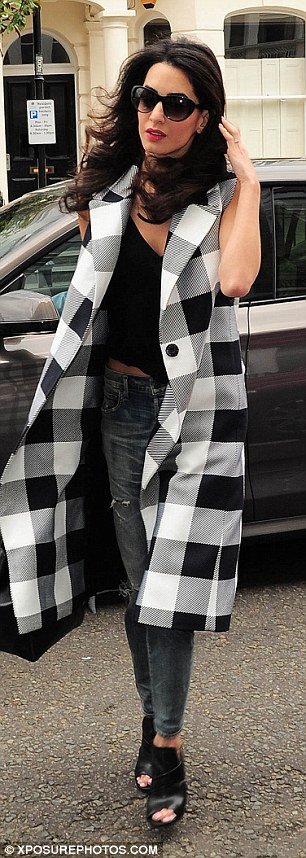 Μια άλλη κυρία Κλούνεϊ – Με κοντό μπλουζάκι και σκισμένο τζιν [εικόνες]  | iefimerida.gr 2